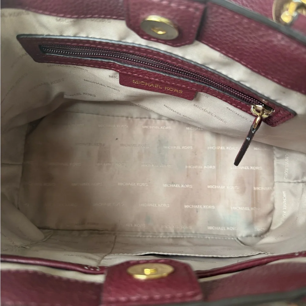 Gorgeous Michael Kors Handbag/Crossbody in very good preloved condition!